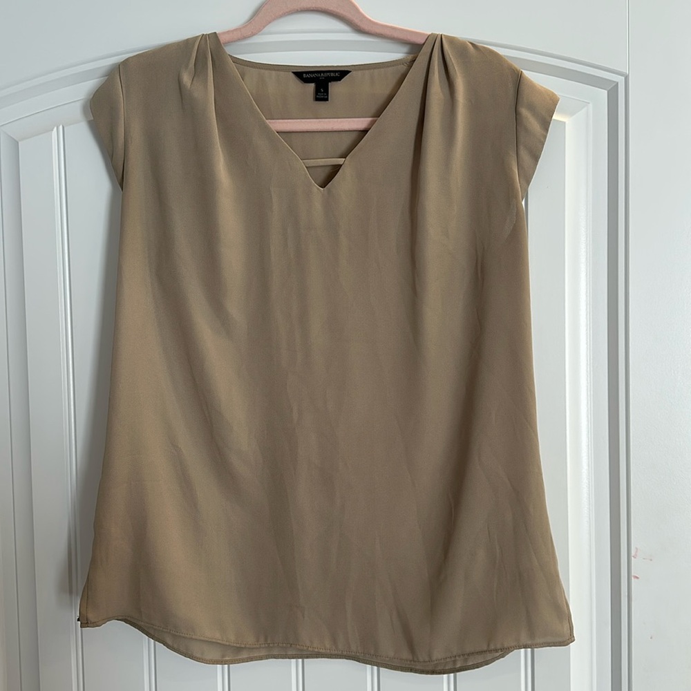 Banana Republic Top. Cap sleeves. 100% polyester. Size small.